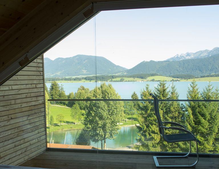 Blick über den Forggensee auf die Berge