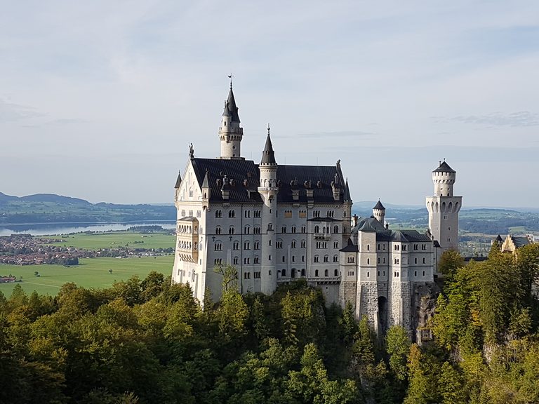 Schloss Neuschwanstein vor den Bergen der Ammergauer Alpen